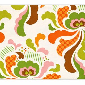 Op de afbeelding: Een stoffen staal met een retro bloemenpatroon. Het ontwerp bevat wervelende vormen in tinten oranje, groen, roze en bruin tegen een crèmekleurige achtergrond. Sommige vormen hebben stippen of strepen. De tekst "Freshcut" en "Heather Bailey" is zichtbaar.
