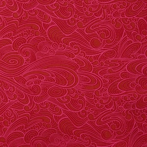 Pode incluir: Um tecido vermelho com um padrão de linhas vermelhas e rosadas que se entrelaçam. O padrão lembra ondas ou água.