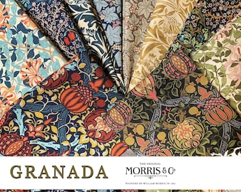 Op de afbeelding: Een verzameling van stoffen met patronen in verschillende kleuren, waaronder blauw, groen en goud. De stoffen hebben bloemen- en botanische ontwerpen. Het woord "GRANADA" wordt weergegeven in een schreefletter, met "MORRIS & CO" eronder.