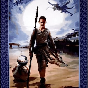 Könnte beinhalten: Ein Bild zum Thema Star Wars mit Rey, einer weiblichen Figur aus dem Film, die mit einem Lichtschwert in der Hand steht. Sie trägt ein braunes und graues Outfit und sieht entschlossen aus. Hinter ihr steht ein Droide, BB-8, und ein Raumschiff fliegt am Himmel. Der Hintergrund ist eine Wüstenlandschaft.