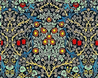 Op de afbeelding: Een herhalend patroon van gestileerde bloemen en bladeren in tinten groen, geel, rood en blauw op een donkerblauwe achtergrond.