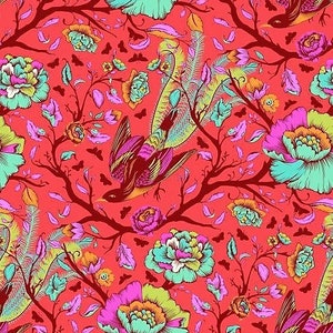 Op de afbeelding: Een levendig, herhalend patroon met gestileerde vogels, bloemen en bladeren in tinten rood, roze, teal en geel. Het ontwerp bevat gedetailleerde bloemelementen en takken, waardoor een levendig textielpatroon ontstaat.