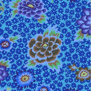 Puede incluir: Un vibrante estampado floral en tonos azules, con grandes flores detalladas en morado, marrón y amarillo, sobre un fondo de flores azules más pequeñas. El diseño tiene un aire vintage y botánico.