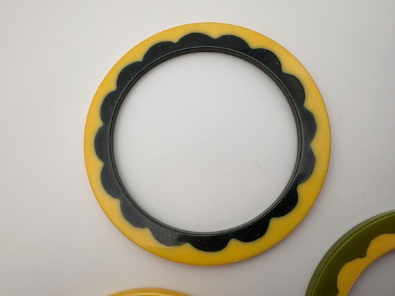 Three Bakelite Multi-Color Daisy Bangle Bracelets… - image 8