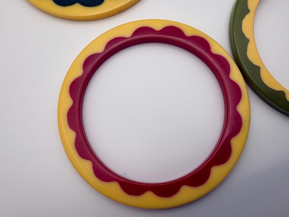 Three Bakelite Multi-Color Daisy Bangle Bracelets… - image 6