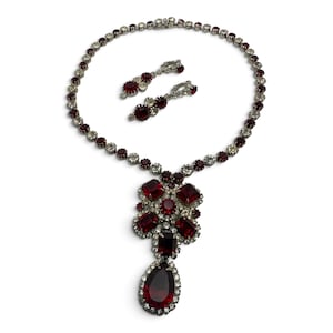 Signiertes, klassisches Vintage-Schmuckset von Kramer of NY: Halskette und Ohrringe; rubinrote und klare Strasssteine