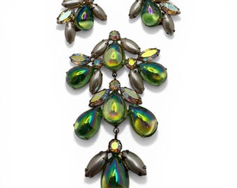 Conjunto de joias vintage assinado por Alice Caviness: broche e brincos pendentes; conjunto de joias Caviness