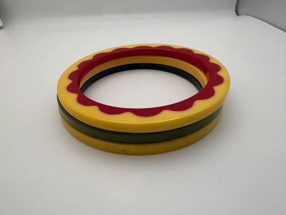 Three Bakelite Multi-Color Daisy Bangle Bracelets… - image 9