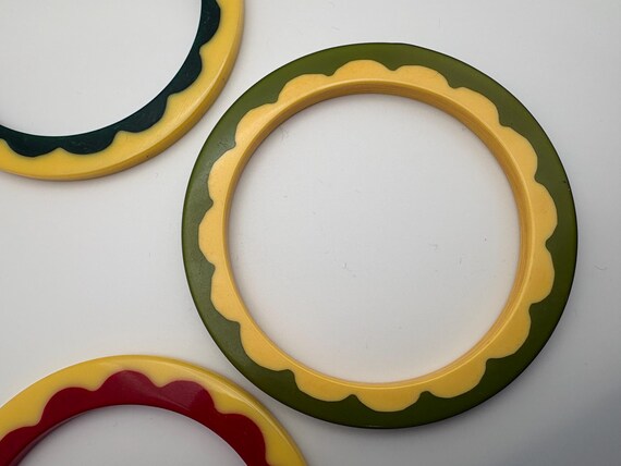 Three Bakelite Multi-Color Daisy Bangle Bracelets… - image 7