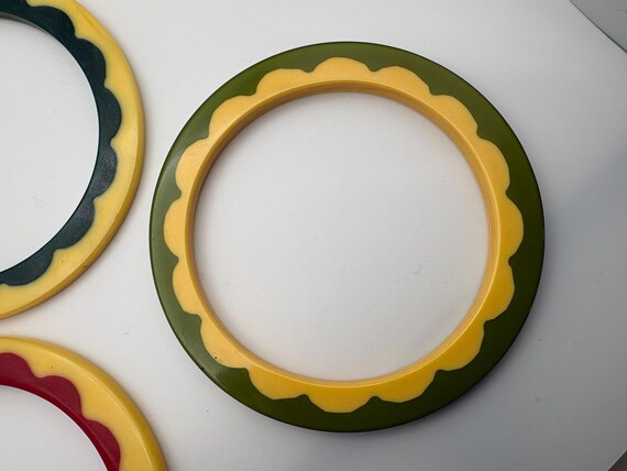Three Bakelite Multi-Color Daisy Bangle Bracelets… - image 3