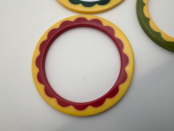 Three Bakelite Multi-Color Daisy Bangle Bracelets… - image 2