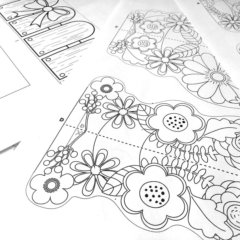 K&ouml;nnte beinhalten: Eine druckbare Bastelvorlage mit einem Blumenmuster mit mehreren Schichten. Die Vorlage ist mit den Buchstaben A, B, C und D beschriftet. Das Design umfasst eine Vielzahl von Blumen, Bl&auml;ttern und Stielen.