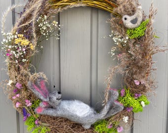 Frühlingskranz mit Filzhase, Osterdeko Hase in der Wiese, Türkranz natur, Frühlingsdeko