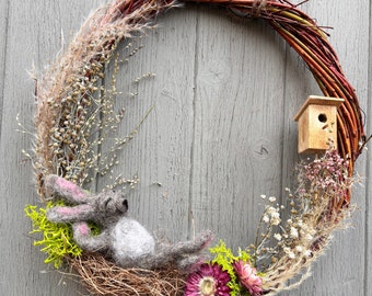 Frühlingskranz mit Filzhase, Osterdeko Hase in der Wiese, Türkranz natur, Frühlingsdeko
