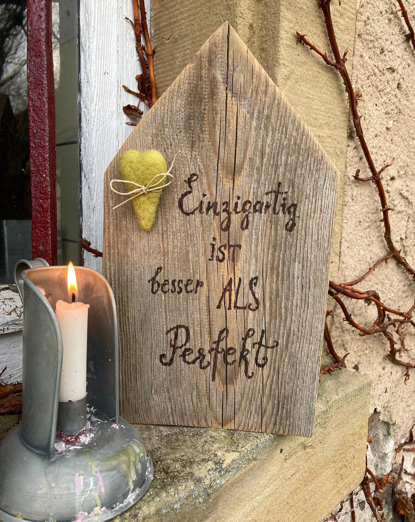 Vintage Holzhaus mit einem Spruch zum Nachdenken und kleinem Etsy
