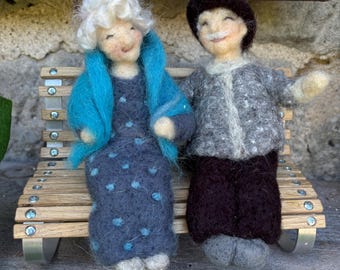 Filzfiguren Oma und Opa auf einer Bank, Geschenk zur Hochzeit, Silberhochzeit, goldene Hochzeit, für Großeltern, Kunstsammler, Rentner