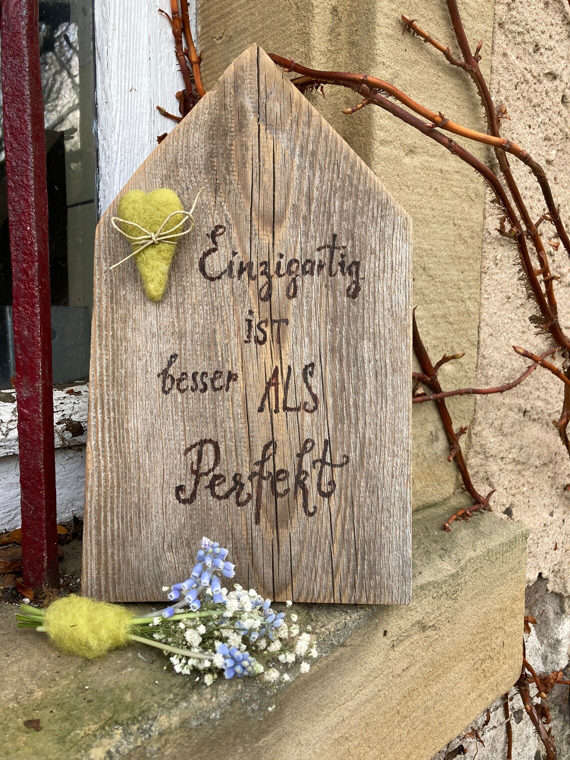 Vintage Holzhaus mit einem Spruch zum Nachdenken und kleinem Etsy