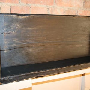 Peut inclure: &Eacute;tag&egrave;re rectangulaire en bois teint&eacute; fonc&eacute; avec une finition vieillie. L'&eacute;tag&egrave;re est mont&eacute;e sur une surface blanche contre un mur de briques. L'int&eacute;rieur de l'&eacute;tag&egrave;re est noir, contrastant avec le grain du bois plus clair.