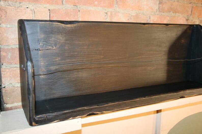 Peut inclure: &Eacute;tag&egrave;re rectangulaire en bois teint&eacute; fonc&eacute; avec une finition vieillie. L'&eacute;tag&egrave;re est mont&eacute;e sur une surface blanche contre un mur de briques. L'int&eacute;rieur de l'&eacute;tag&egrave;re est noir, contrastant avec le grain du bois plus clair.