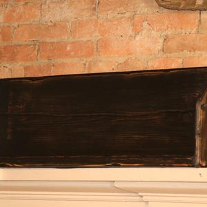 Peut inclure: &Eacute;tag&egrave;re en bois teint&eacute; fonc&eacute; avec un dessus inclin&eacute; et une forme rectangulaire. L'&eacute;tag&egrave;re est mont&eacute;e sur une surface blanche contre un mur de briques. L'&eacute;tag&egrave;re est con&ccedil;ue pour le stockage ou l'affichage.