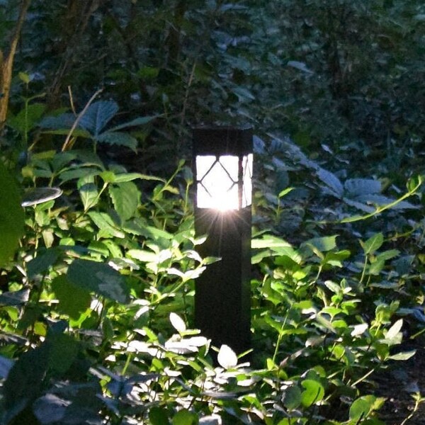 Malibu Marker, Shade Solar Light, Dusk to Dawn Illumination in Shade or Sun