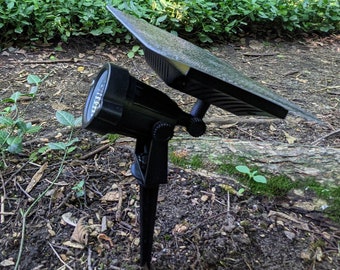 Aspen Floodlight SHADE SOLAR® solar light provides dusk to dawn Illumination in shade or sun