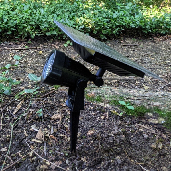 Aspen-Flutlicht von Shade Solar, Beleuchtung von der Dämmerung bis zum Morgengrauen im Schatten oder in der Sonne