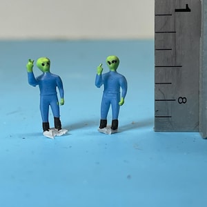 Rude Alien and Groovy Alien N  Scale (ish) figures. (5/8&quot;, 15 mm) (one of each!)