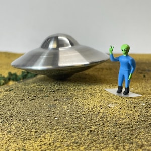 Groovy Alien HO Scale (1 1/8&quot;, 28mm)