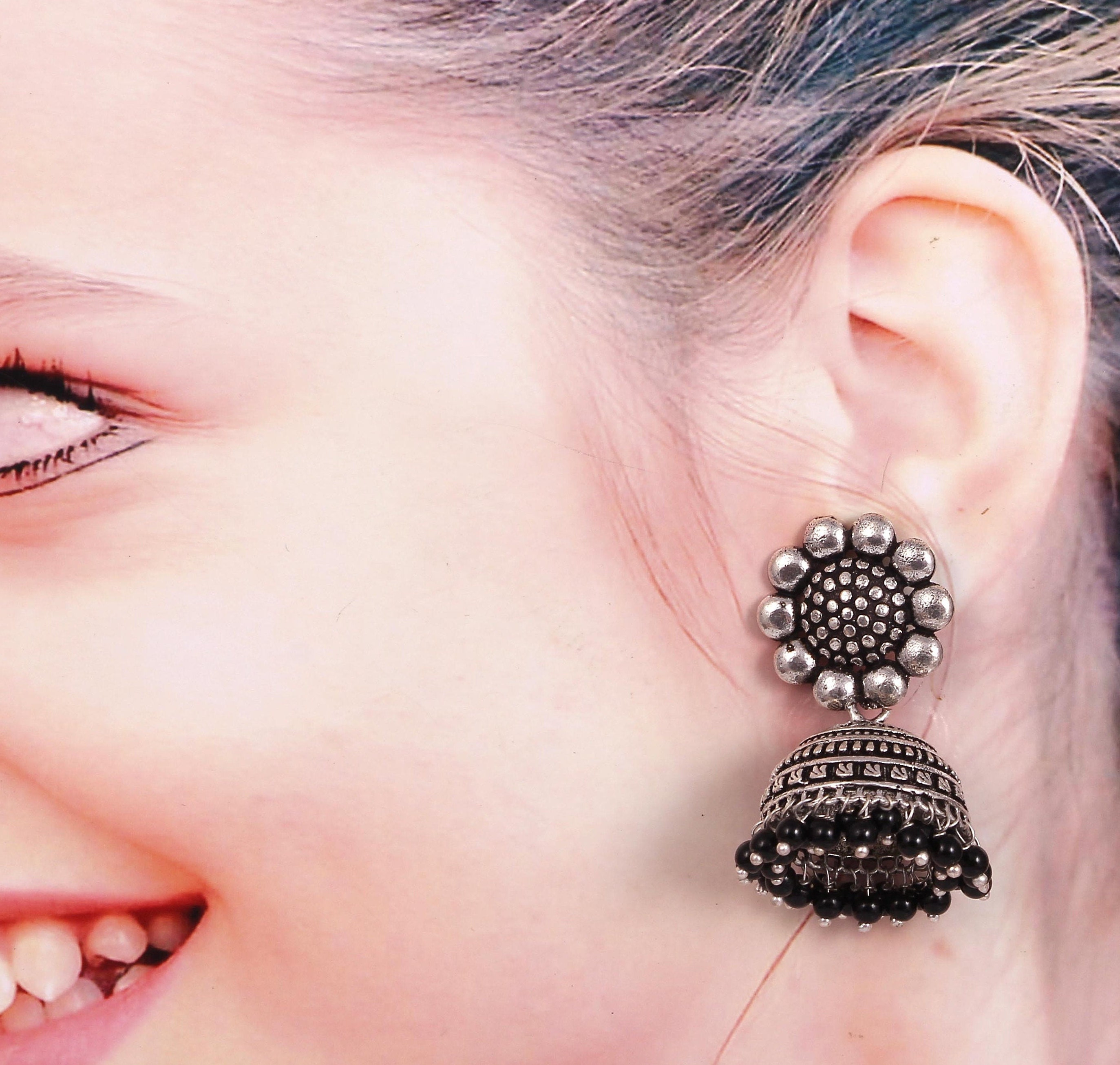 Elegant Design Golden Black Stones Earrings For Girls/women. | Meerzah