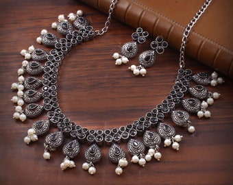Conjunto de collar y pendientes chapados en plata oxidada, joyería india para bodas.