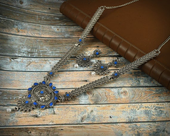 Conjunto de collar y pendientes chapados en plata oxidada: joyería