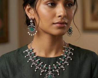 Conjunto de collar y pendientes de plata oxidada / Piedras verdes, perlas colgantes, gargantilla tribal