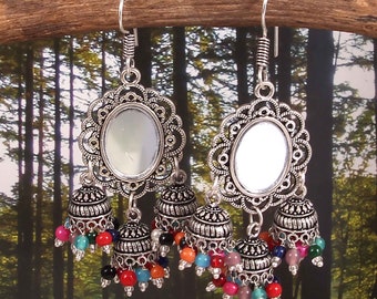 Oxidierte versilberte Jhumka Ohrringe: Spiegel & mehrfarbige Perlen