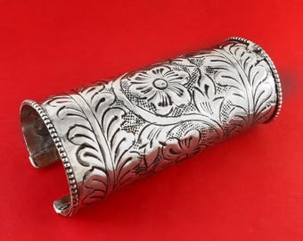 Brazalete floral de plata repujada: joyería bohemia para festivales