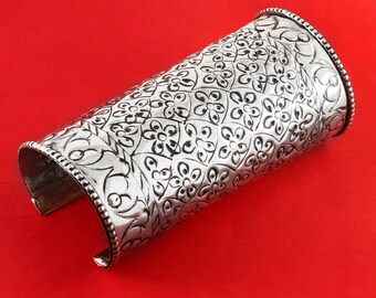 Brazalete de plata con estampado floral: joyería bohemia para festivales
