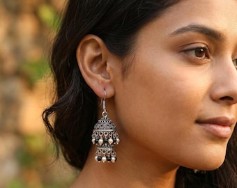 Oxidierte Silber Jhumka Ohrringe mit Schwarz Weißer Perlentropfen | Traditioneller indischer Glockenschmuck