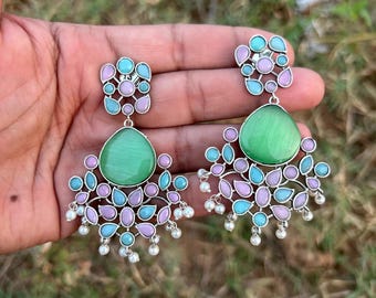 Bellissimo orecchino con pietra preziosa verde isolata su sfondo trasparente | PSD generato dall'IA Bellissimo orecchino con pietra preziosa verde isolata su sfondo trasparente | PSD generato dall'IA