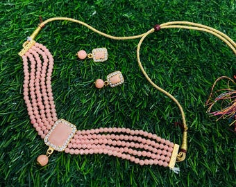 Conjunto de joyería nupcial india con cuentas: collar y pendientes tradicionales Maala