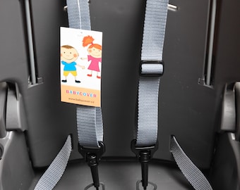 Puede incluir: Un asiento infantil de plástico gris con un sistema de arnés de cinco puntos con correas de nailon gris ajustables y una hebilla de plástico negro. Se adjunta una etiqueta blanca con una ilustración de dos niños y el texto BABYCOVER www.babycover.cz.