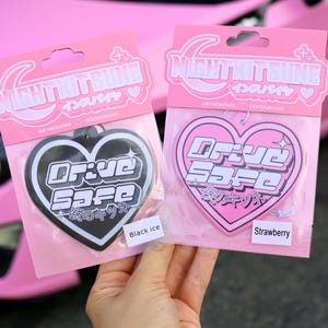 Ambientador para coche Drive Safe Heart - Aroma a fresa o hielo negro Y2K