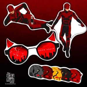 Peut inclure: Autocollants de personnage Daredevil rouge et noir avec le texte "Born Again" sur une paire de lunettes rouges avec des cornes de diable. Il y a aussi cinq autocollants plus petits du visage de Daredevil.