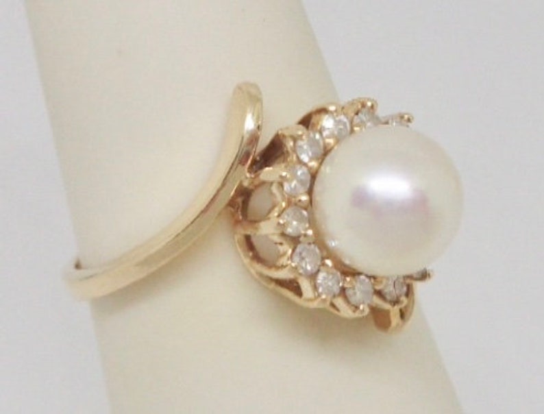 Elegant 14K Yellow Gold 7mm Cultured Pearl /& Diamond Halo Ring