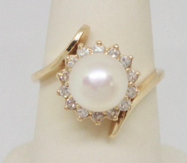 Elegant 14K Yellow Gold 7mm Cultured Pearl /& Diamond Halo Ring