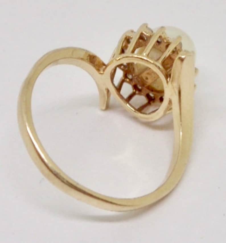 Elegant 14K Yellow Gold 7mm Cultured Pearl /& Diamond Halo Ring