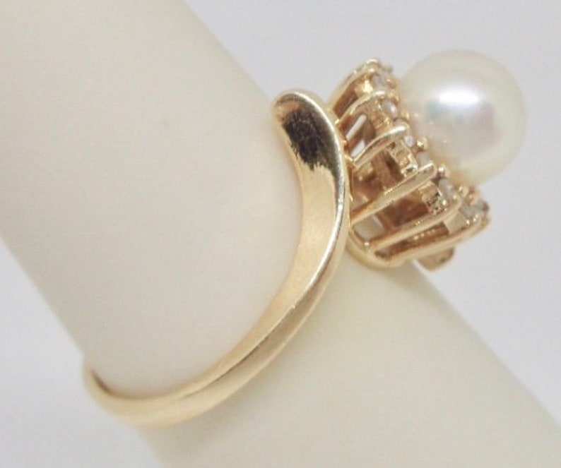 Elegant 14K Yellow Gold 7mm Cultured Pearl /& Diamond Halo Ring