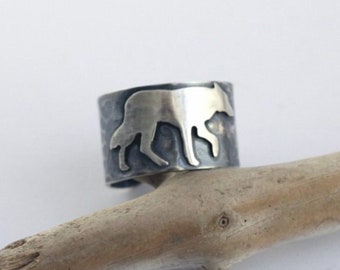 Silberring mit einem Wolf, roher Stil, starke Patina, feminine Energie, Wolfsring