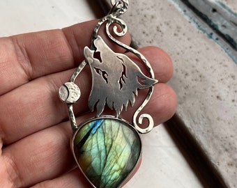 Wolf necklace with labradorite / silver pendant with wolf / spirit animal jewellery