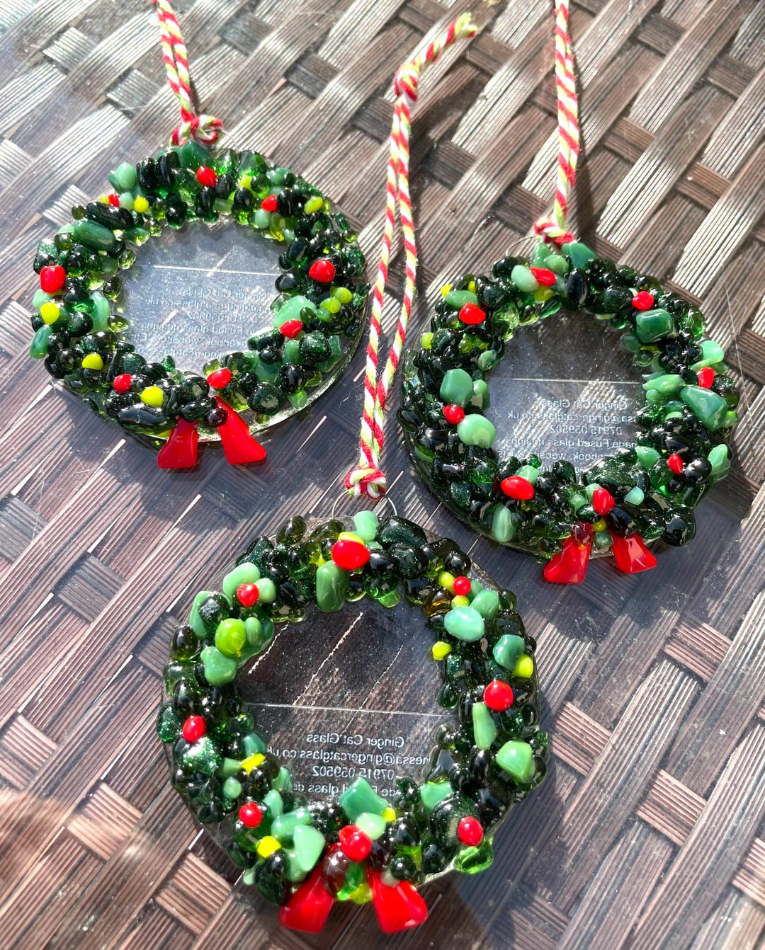 フューズドガラスのクリスマスリースオーナメント：手作りのクリスマス