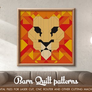 Può includere: Un download digitale di un modello di quilt da fienile con un design geometrico di un viso di leone in tonalità di arancione, giallo e nero. Il modello è adatto per il taglio laser, la fresatura CNC e altre macchine da taglio.  "Barn Quilt patterns" è scritto in un carattere decorativo sotto l'immagine.
